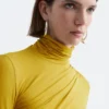 Top a collo alto drappeggiato