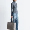 Top a collo alto drappeggiato