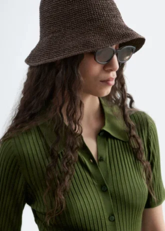 Cappello a secchiello in paglia intrecciata