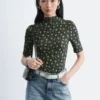 Top a maniche corte con collo alto