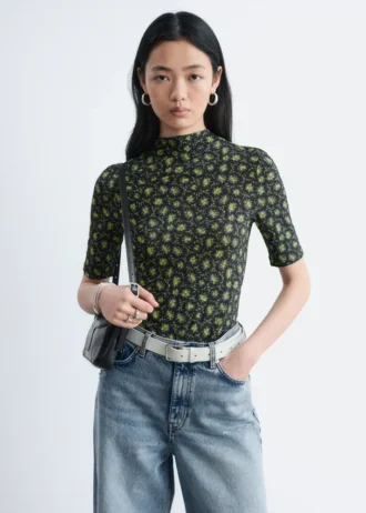 Top a maniche corte con collo alto