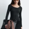 Top a maniche lunghe con scollo rotondo
