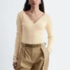 Top a V in maglia a coste