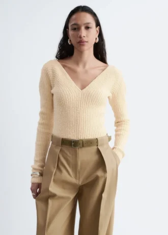 Top a V in maglia a coste