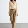 Top a V in maglia a coste
