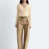 Top a V in maglia a coste