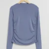 Top aderente con scollo a barchetta e arricciature