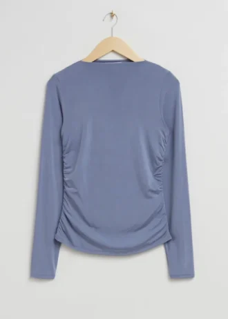Top aderente con scollo a barchetta e arricciature