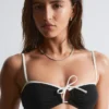 Top bikini a fascia con lacci sul davanti