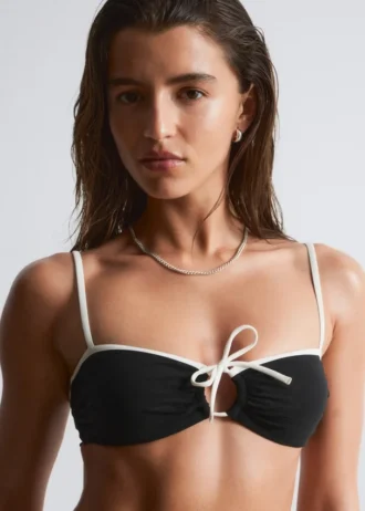 Top bikini a fascia con lacci sul davanti