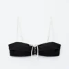 Top bikini a fascia con lacci sul davanti