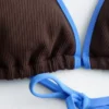 Top bikini a triangolo con bordi a contrasto