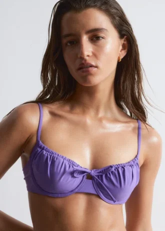 Top bikini con ferretto e fiocco