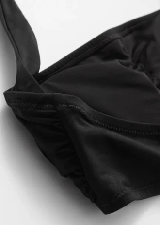 Top bikini con scollo all’americana