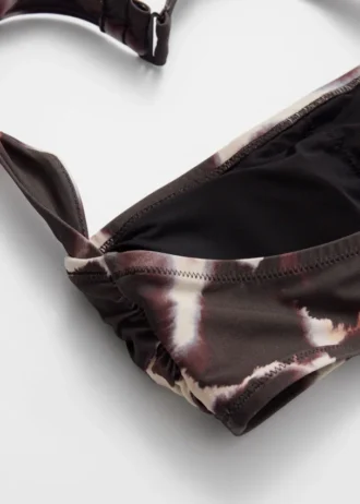 Top bikini con scollo all’americana