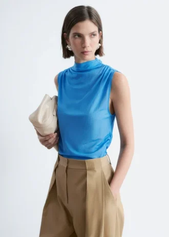 Top con collo alto arricciato