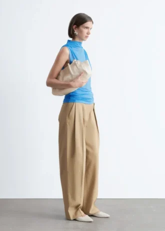 Top con collo alto arricciato
