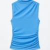 Top con collo alto arricciato