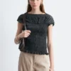 Top con scollo a barchetta smockato