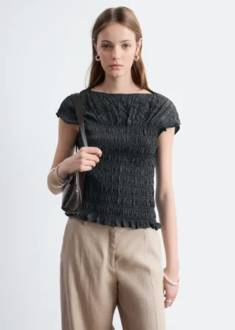 Top con scollo a barchetta smockato