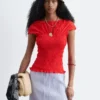 Top con scollo a barchetta smockato
