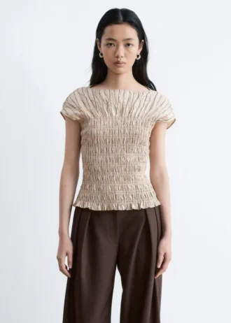Top con scollo a barchetta smockato