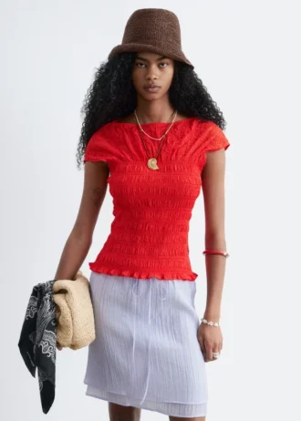 Top con scollo a barchetta smockato