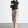 Top con scollo a barchetta smockato