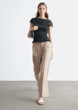 Top con scollo a barchetta smockato