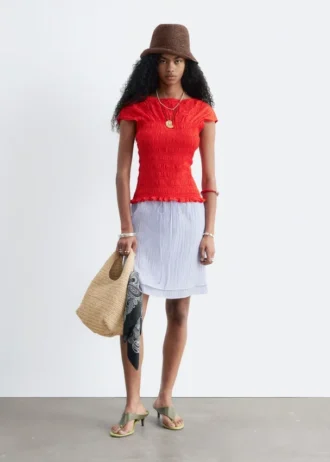 Top con scollo a barchetta smockato