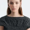 Top con scollo a barchetta smockato