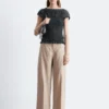 Top con scollo a barchetta smockato