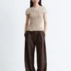 Top con scollo a barchetta smockato