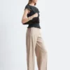 Top con scollo a barchetta smockato