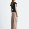 Top con scollo a barchetta smockato
