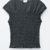 Top con scollo a barchetta smockato