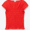 Top con scollo a barchetta smockato