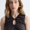 Top con scollo a goccia arricciato