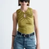 Top con scollo a goccia arricciato