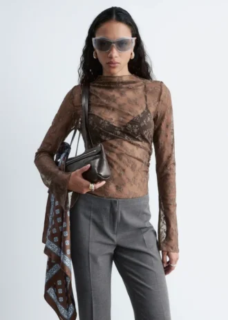 Top in pizzo a maniche lunghe