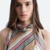 Top in seta con scollo a sciarpa