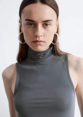 Top senza maniche con collo alto